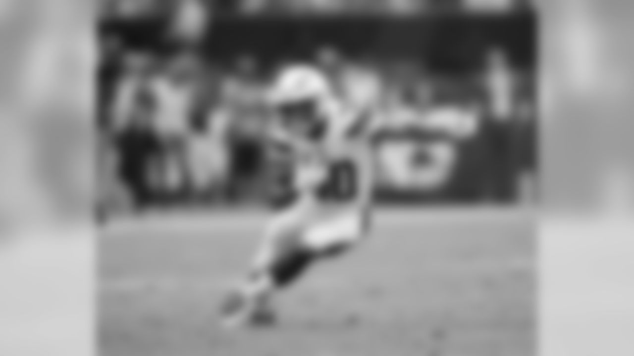 Austin Ekeler runs downfield during the Bolts' matchup against the 49ers at ROKiT Field at StubHub Center.