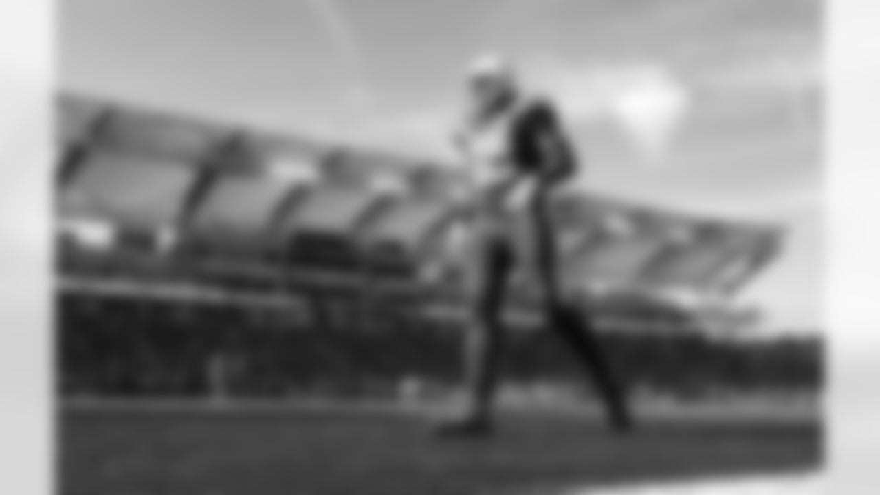 Antonio Gates warms up on the field before the Week 12 matchup against the Arizona Cardinals.