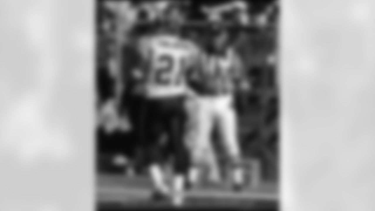 Led by yet another huge day from LaDainian Tomlinson, the Chargers picked up their fourth-straight win over the rival Raiders at McAfee Coliseum Sunday. The Bolts evened their record at 3-3 with the 27-14 victory. (Photo: Chargers.com/Mike Nowak)