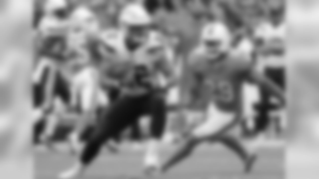Hunter Henry runs with the ball vs. the Miami Dolphins on Sun. Sept. 17, 2017 at StubHub Center.