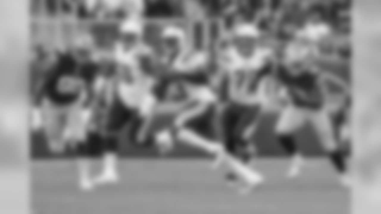 Geno Smith looks to make a pass against the San Francisco 49ers during the last preseason game.