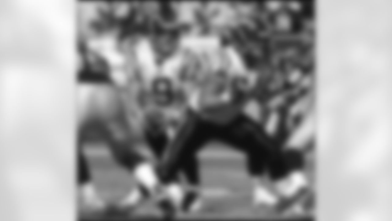 Led by yet another huge day from LaDainian Tomlinson, the Chargers picked up their fourth-straight win over the rival Raiders at McAfee Coliseum Sunday. The Bolts evened their record at 3-3 with the 27-14 victory. (Photo: Chargers.com/Mike Nowak)