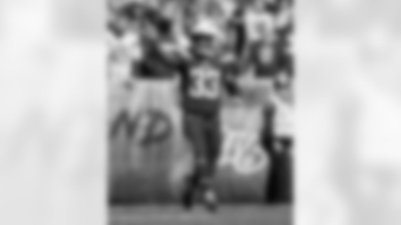 Derwin James celebrates a tackle during the Week 6 matchup against the Cleveland Browns.