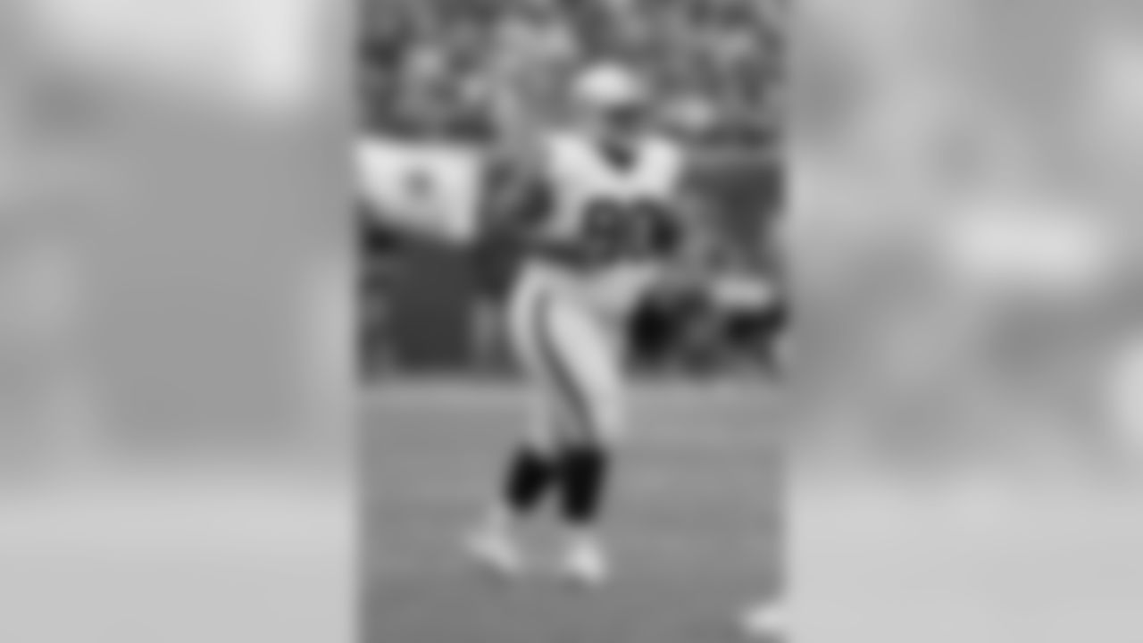 Oakland Raiders defensive tackle Dan Williams (90) runs during a week 4 NFL football game against the Chicago Bears on Sunday, October 4, 2015 in Chicago. The Bears defeated the Raiders 22-20. (Scott Boehm via AP)