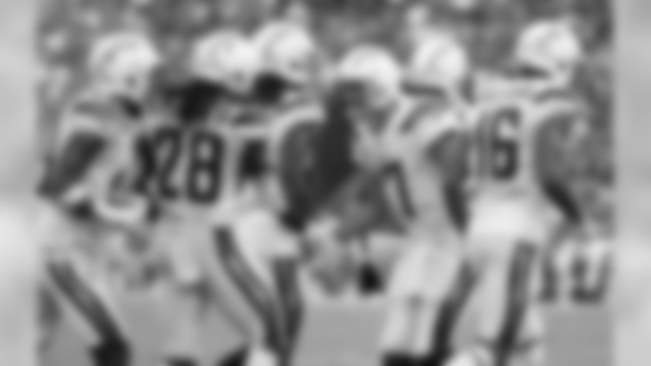 Philip Rivers slaps hands with Melvin Gordon after the Bolts seal the victory over the 49ers, 29-27.