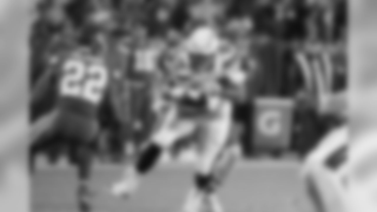 Hunter Henry makes a catch vs. the Kansas City Chiefs at Arrowhead Stadium on Sat. Dec. 16, 2017.