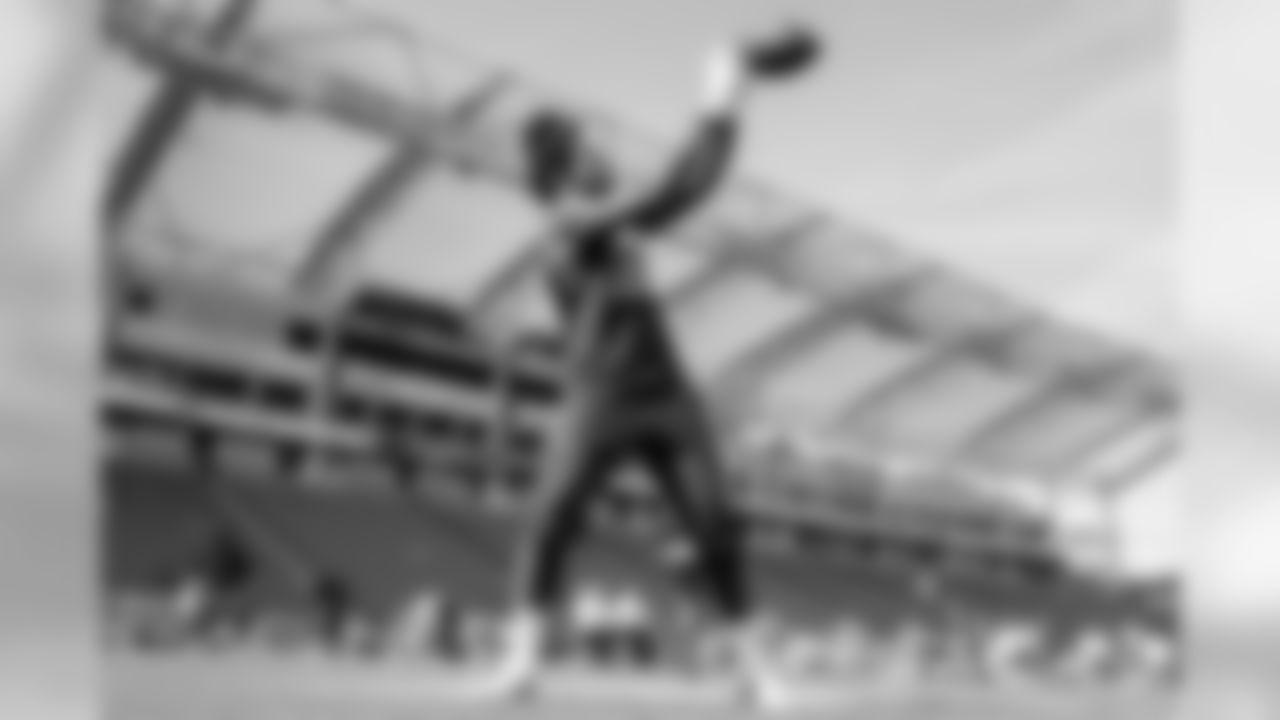 Melvin Gordon warms up at ROKiT Field at StubHub Center before the Week 12 matchup against the Arizona Cardinals.