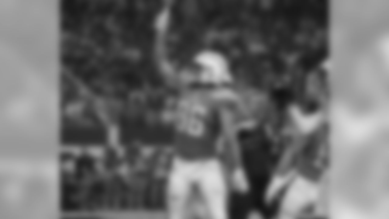 Hunter Henry scores a touchdown vs. the Dallas Cowboys at AT&T Stadium on Thanksgiving - Thu. Nov. 23, 2017.