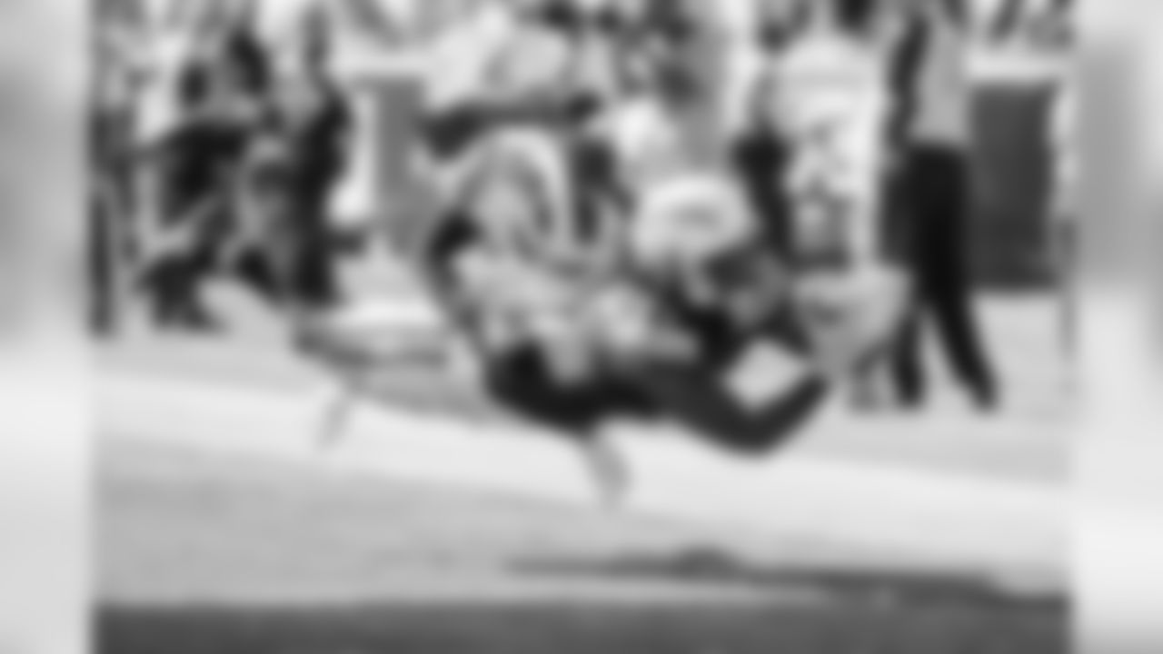 Mike Williams dives into the endzone for his second touchdown of the day during the Bolts' Week 3 matchup against the Rams at the LA Memorial Coliseum.