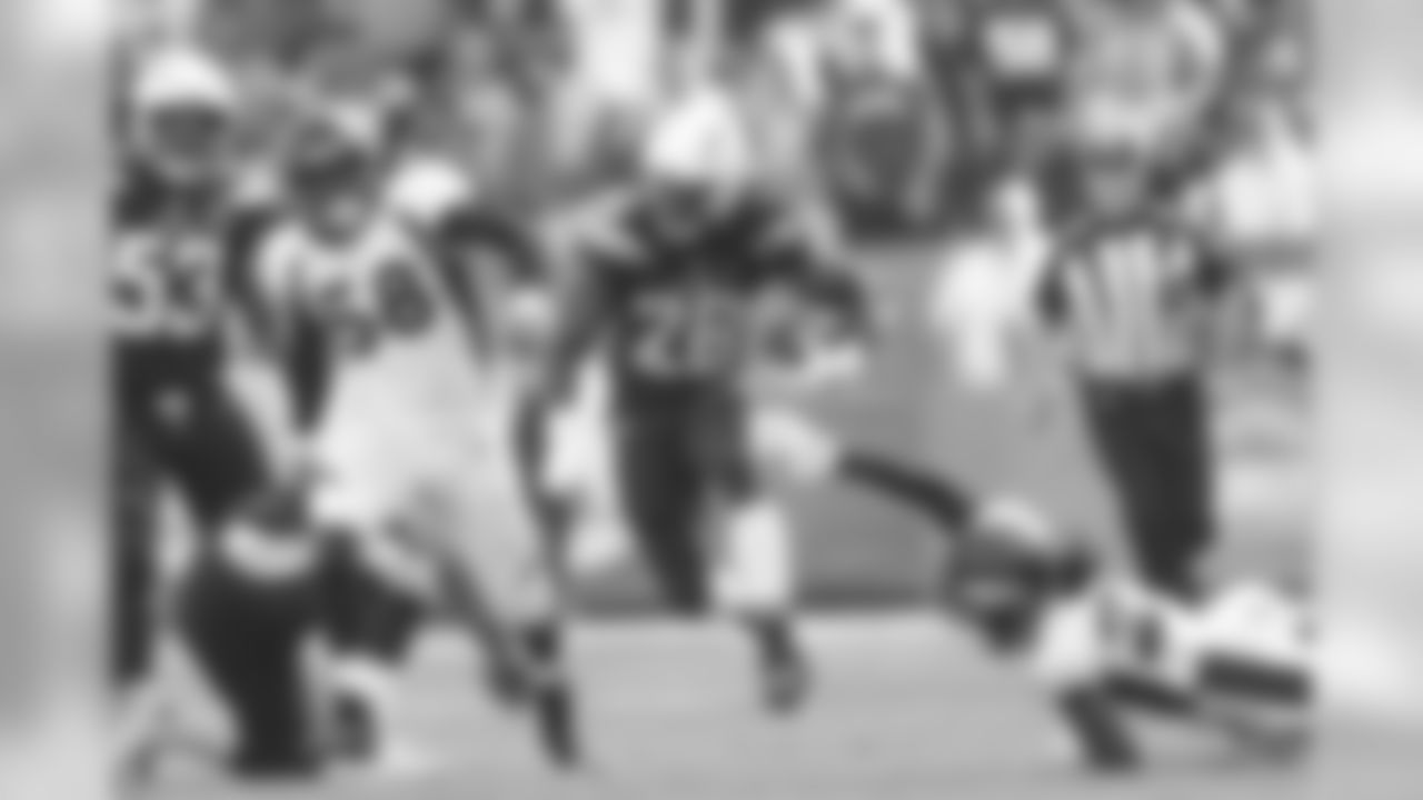 Melvin Gordon runs downfield during the Week 11 matchup against the Denver Broncos from ROKiT Field at StubHub Center.
