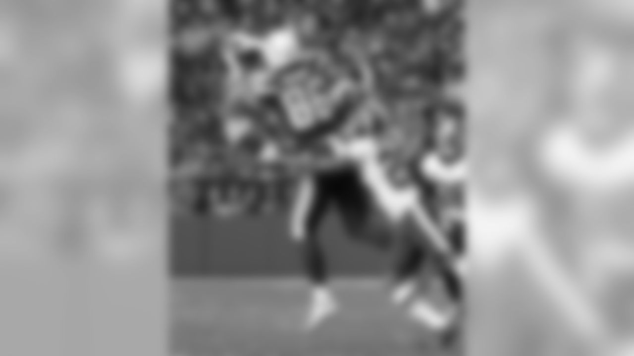 Hunter Henry makes a catch vs. the Washington Redskins at StubHub Center on Sun. Dec. 10, 2017.