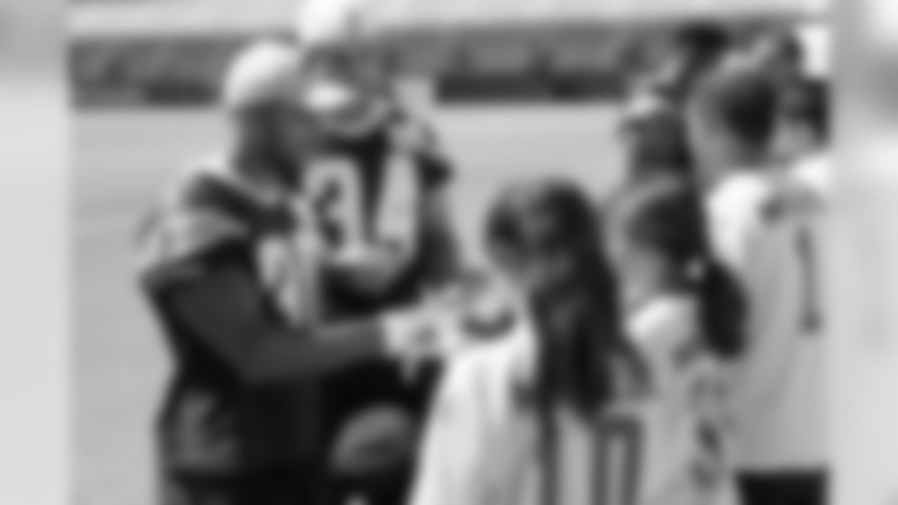 191004_NFLMexicoTochitoVisit_CME_017