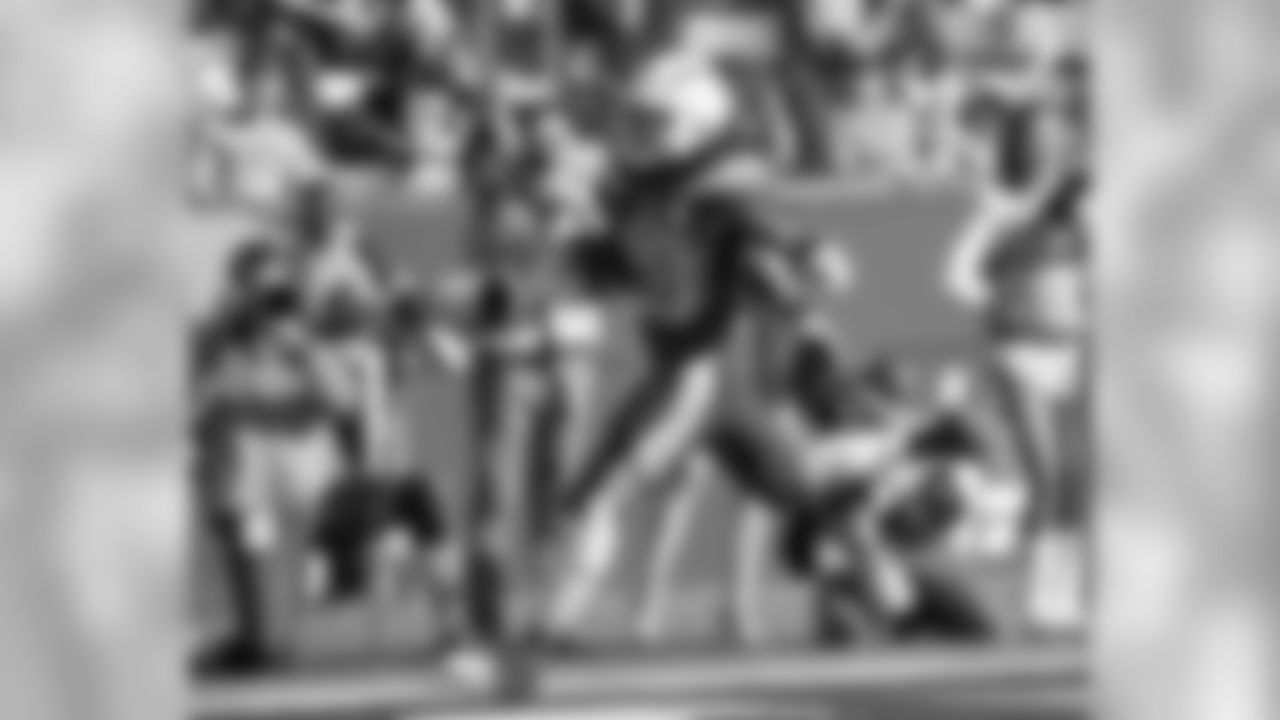 Melvin Gordon runs into the end zone for a touchdown versus the Arizona Cardinals at StubHub Center on Sunday, November 18, 2018.