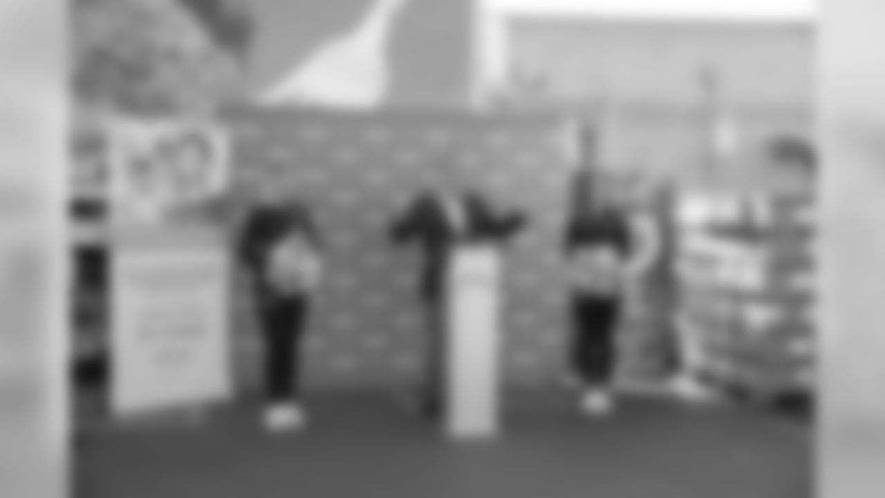 112718_Tyson_Food_Drive_005
