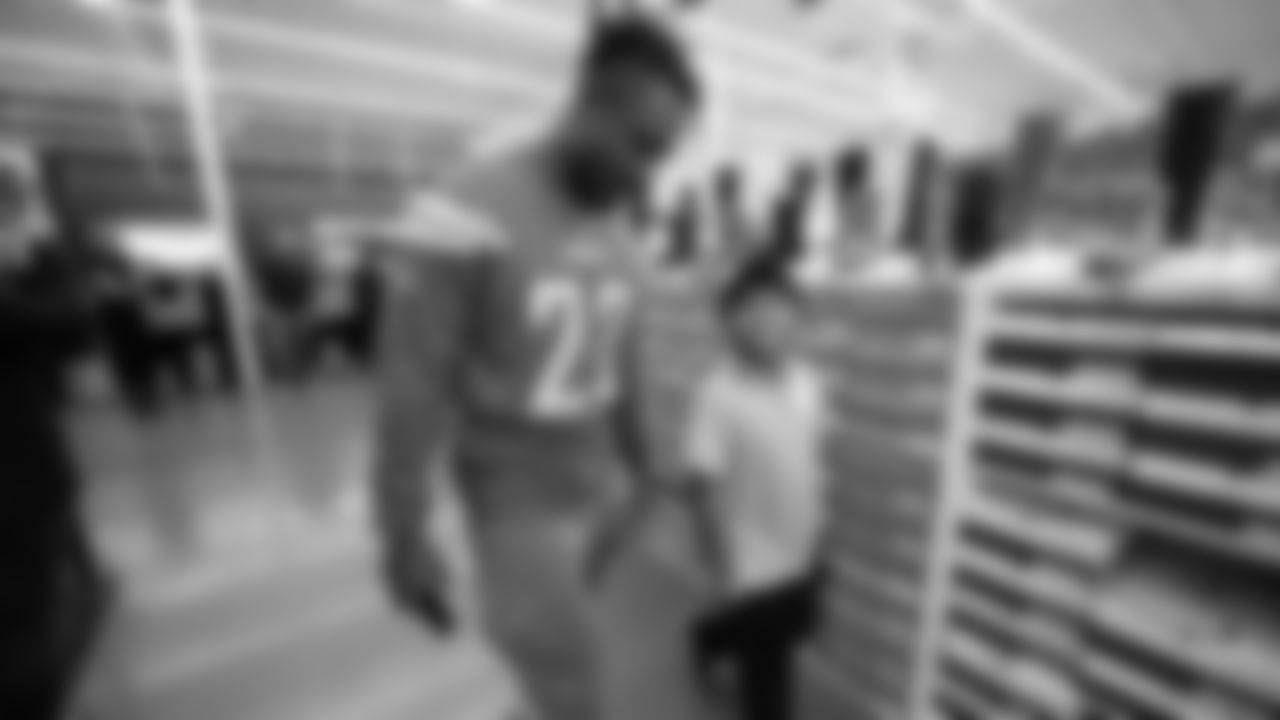 191203_ShoeGiveaway_CME_006
