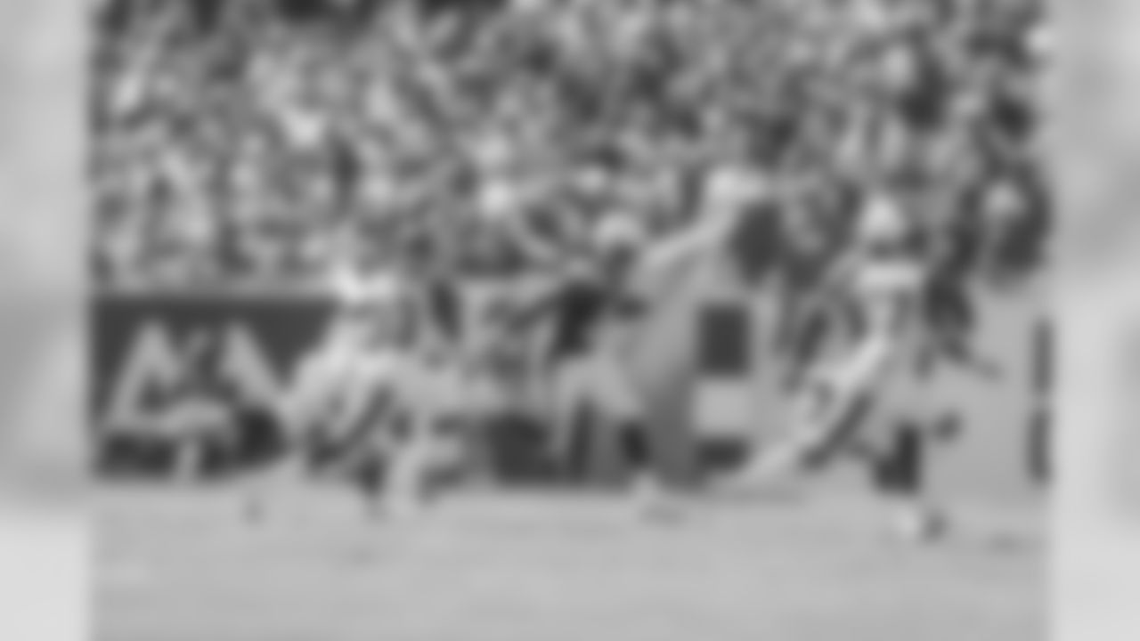 Melvin Gordon runs downfield for a touchdown during the Bolts' matchup against the LA Rams at the LA Memorial Coliseum.