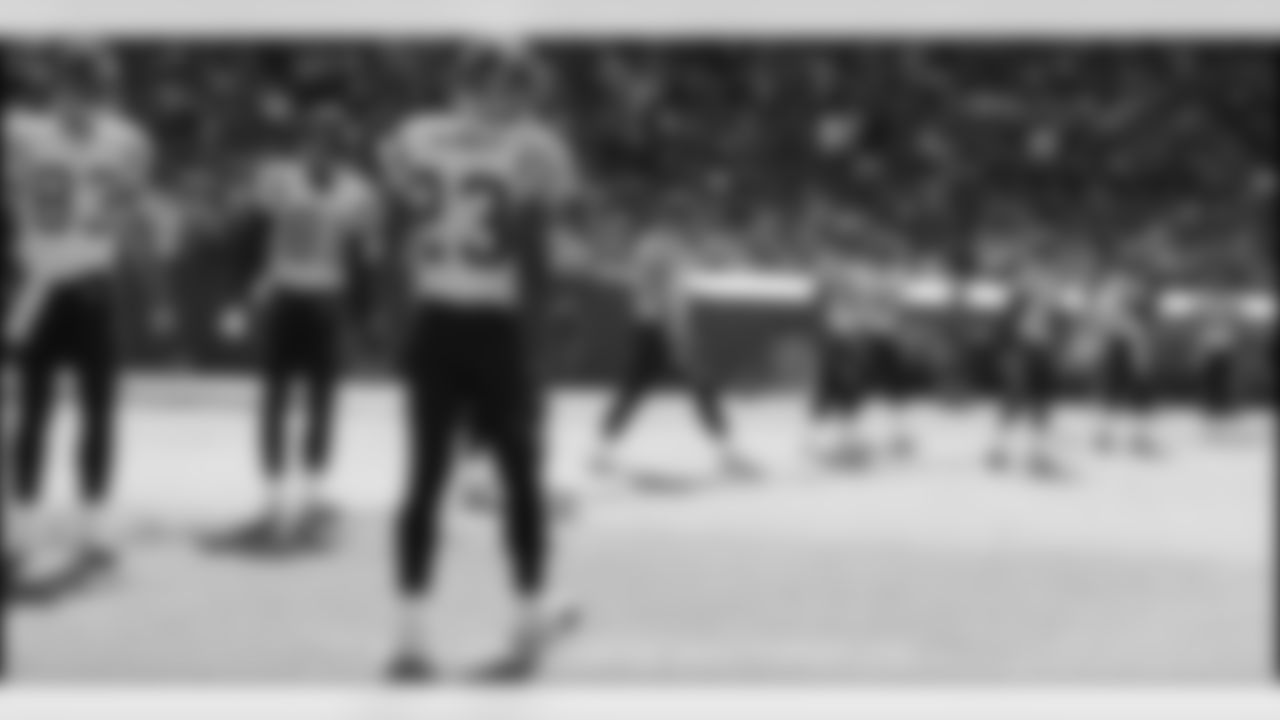 Led by yet another huge day from LaDainian Tomlinson, the Chargers picked up their fourth-straight win over the rival Raiders at McAfee Coliseum Sunday. The Bolts evened their record at 3-3 with the 27-14 victory. (Photo: Chargers.com/Mike Nowak)