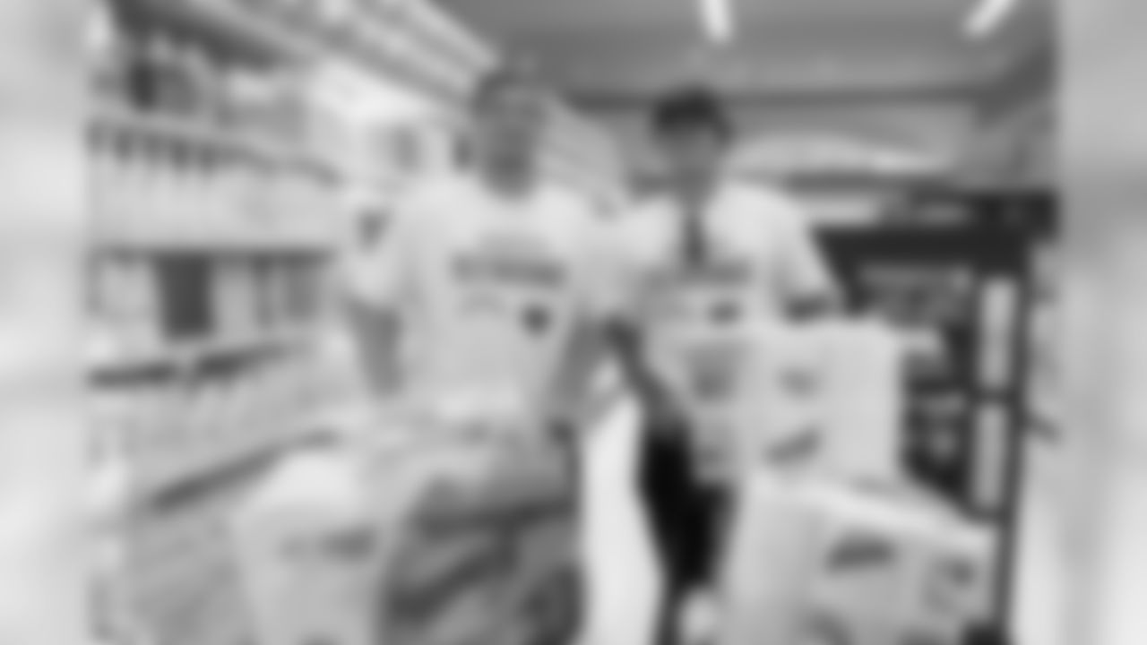090617_food_drive_092.jpg