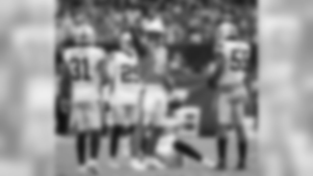 Mike Williams celebrates a catch during the Week 5 matchup against the Oakland Raiders at ROKiT Field at StubHub Center.