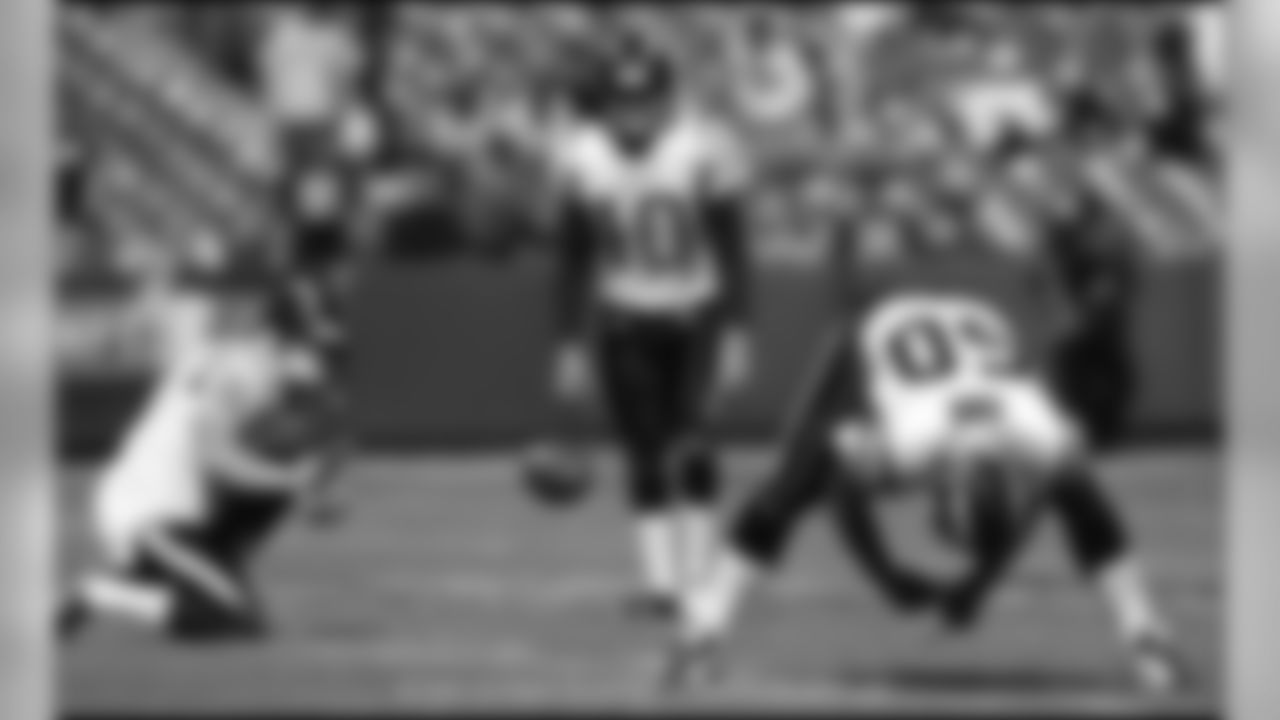 Led by yet another huge day from LaDainian Tomlinson, the Chargers picked up their fourth-straight win over the rival Raiders at McAfee Coliseum Sunday. The Bolts evened their record at 3-3 with the 27-14 victory. (Photo: Chargers.com/Mike Nowak)