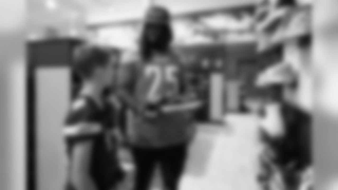 191216_Hayward_HolidayShopping_CME_036
