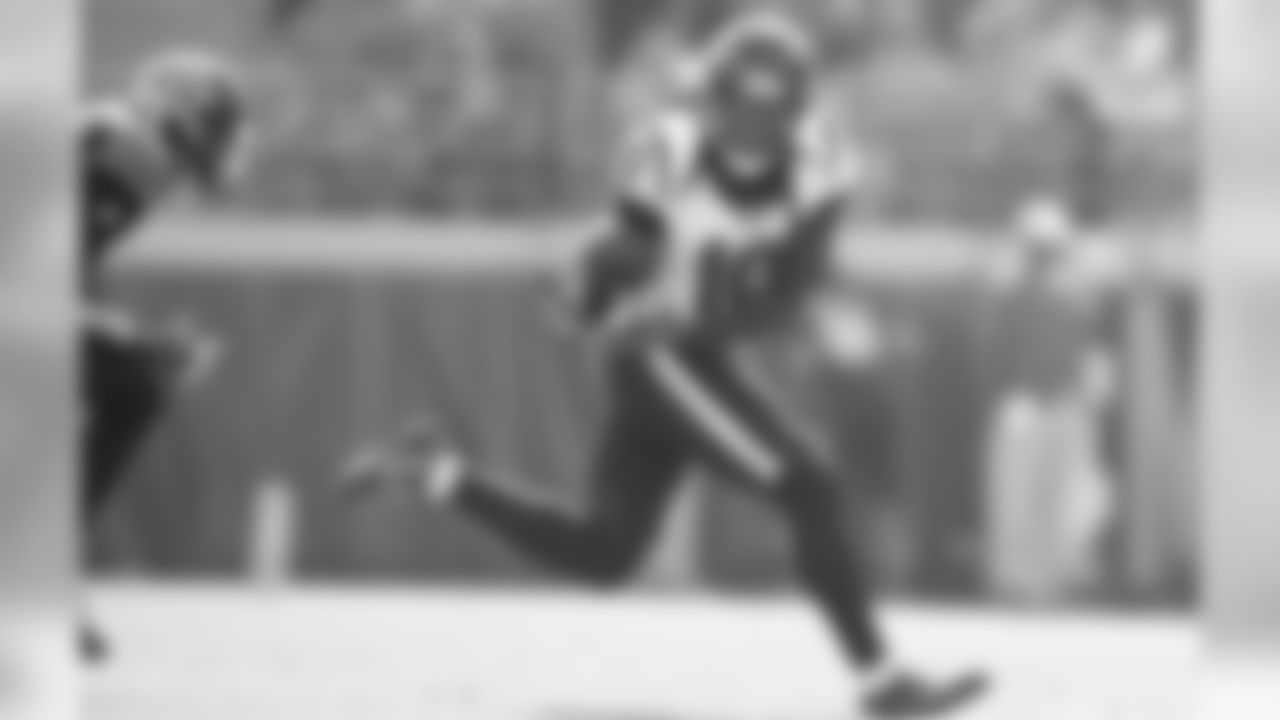 Houston Texans receiver DeAndre Hopkins (10) makes a catch against the Jacksonville Jaguars in an NFL game, Sunday, Nov. 13, 2016, in Jacksonville, Fl. (Rick Wilson/via AP Images)