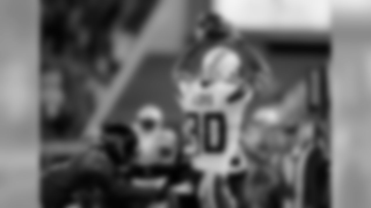 The ChargersÕ potent air attack came alive on Monday Night Football, striking for three touchdowns and 294 yards in a 38-14 victory against the Jacksonville Jaguars on Monday, December 5, 2011.