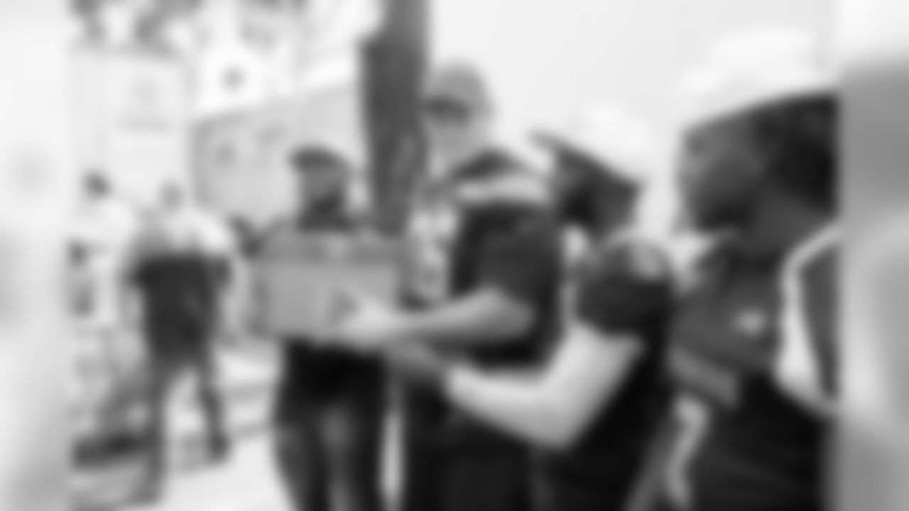 112718_Tyson_Food_Drive_079