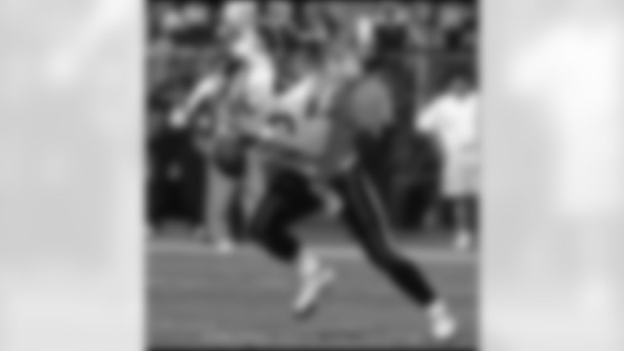 Led by yet another huge day from LaDainian Tomlinson, the Chargers picked up their fourth-straight win over the rival Raiders at McAfee Coliseum Sunday. The Bolts evened their record at 3-3 with the 27-14 victory. (Photo: Chargers.com/Mike Nowak)