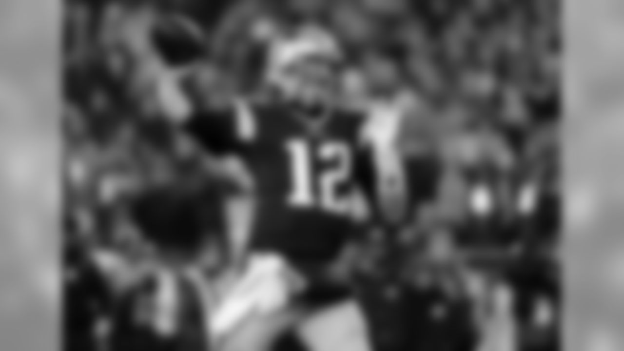 El quarterback de los Patriots, Tom Brady, lanza un pase contra los Steelers en el partido por el título de la AFC el domingo, 22 de enero de 2017, en Foxborough, Massachusetts. (AP Photo/Matt Slocum)