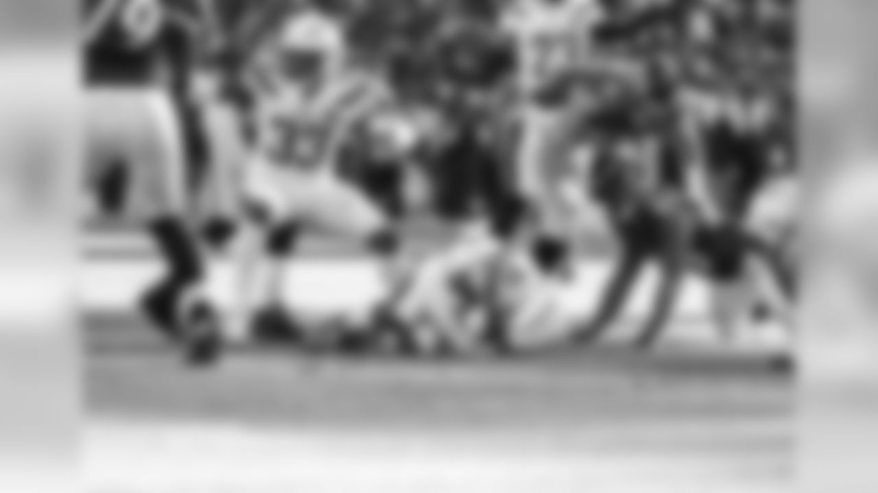 Adrian Phillips recovers a Ravens fumble during the Wild Card matchup against the Baltimore Ravens at M&T Bank Stadium.