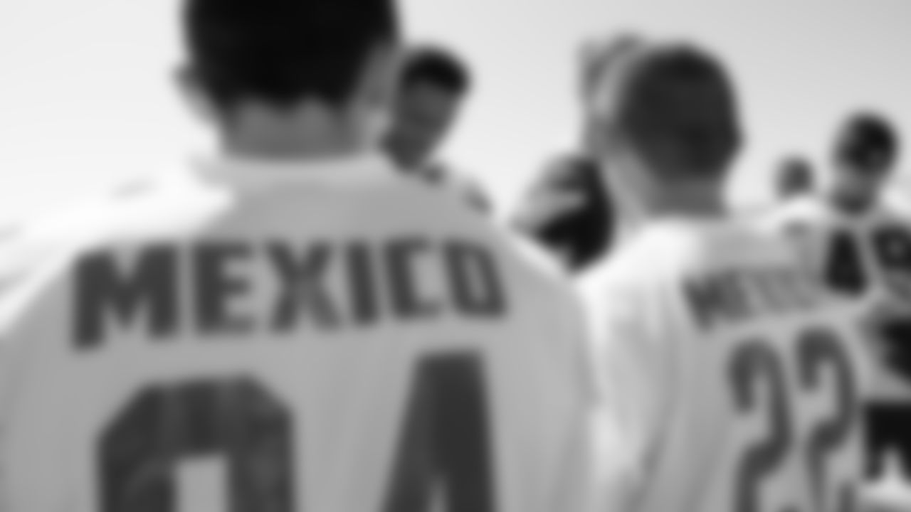 191004_NFLMexicoTochitoVisit_CME_020