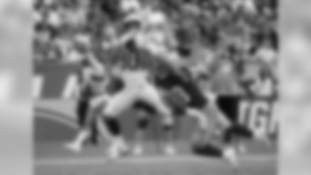Austin Ekeler catches a pass for a touchdown during the Bolts' matchup against the 49ers at ROKiT Field at StubHub Center.