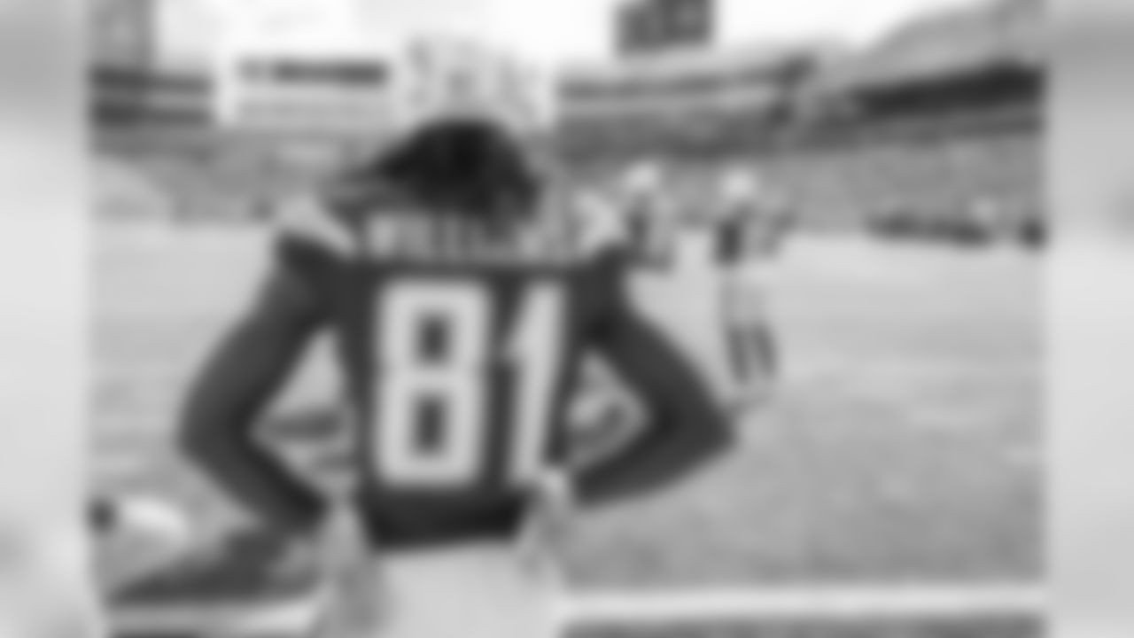 Mike Williams prepares to take the field against the Buffalo Bills at New Era Field.