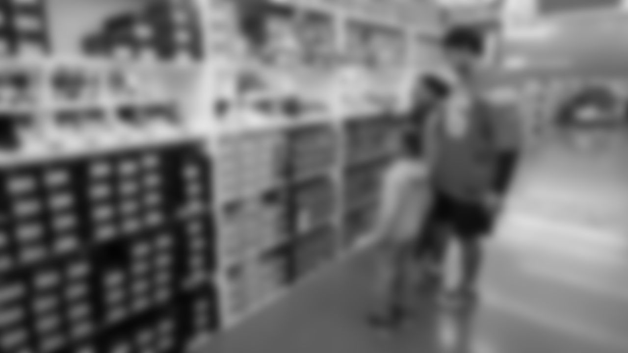 191203_ShoeGiveaway_CME_050