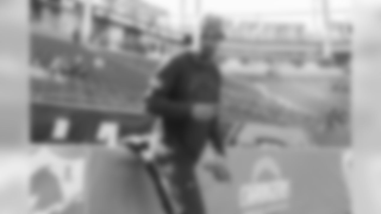 Jeff RIchards warms up before the Week 11 contest against the Denver Broncos.