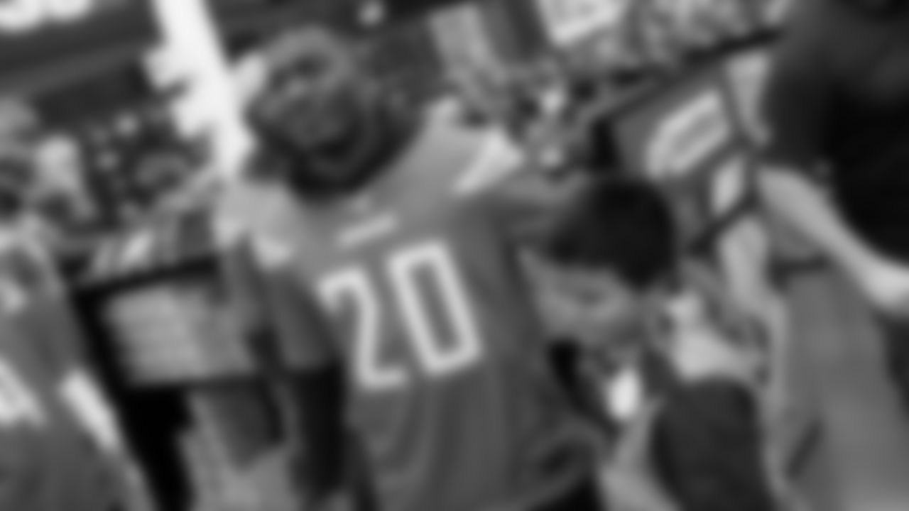 191203_ShoeGiveaway_CME_025