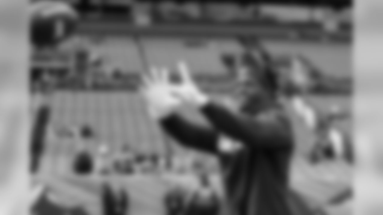 Melvin Gordon warms up before the Week 17 contest against the Denver Broncos.