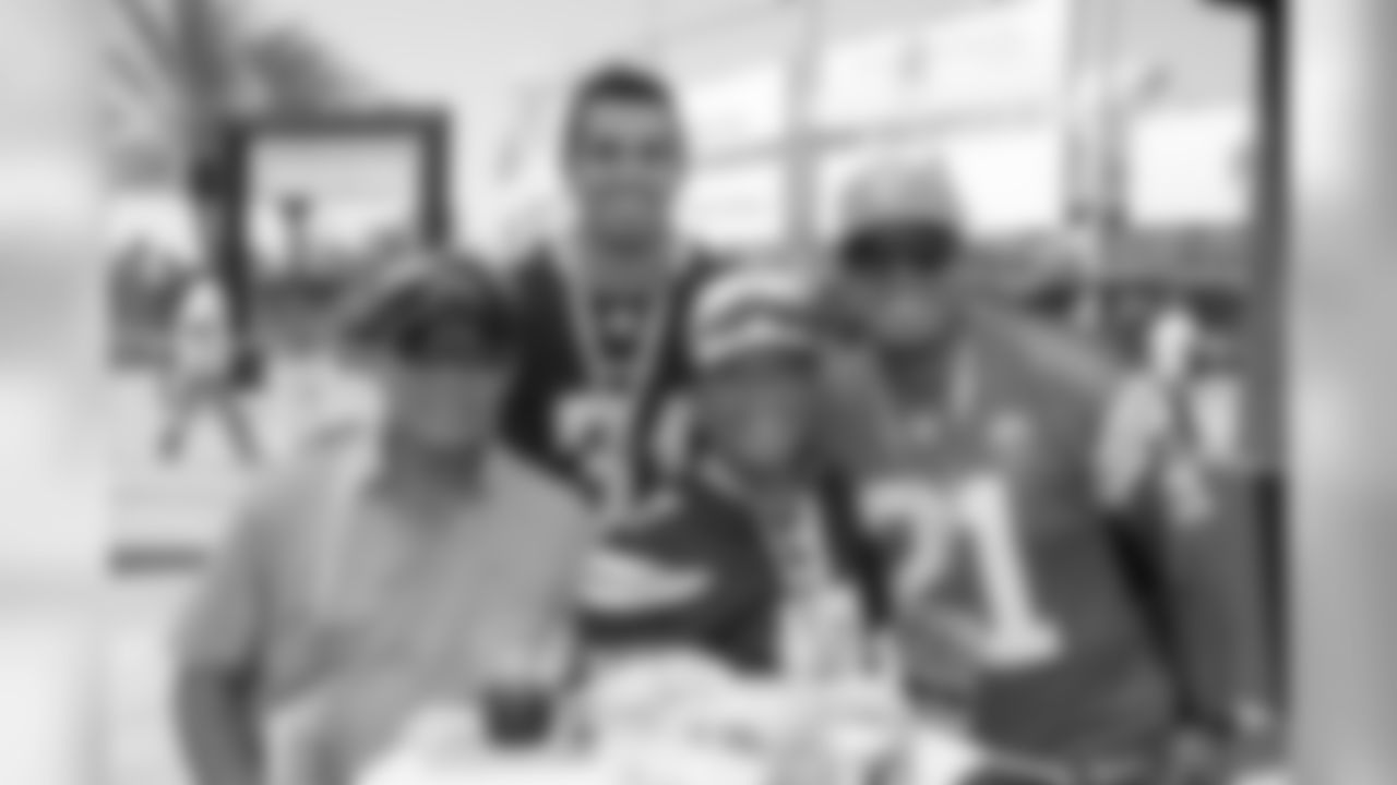 field_seats_club_page_5_members_enjoy_the_chargers_gold_reception_at_san_manuel.jpg