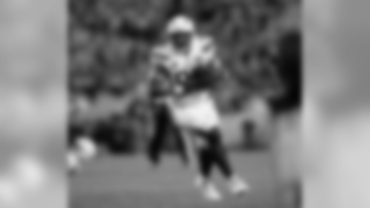 Antonio Gates runs the ball after successful pass from Philip Rivers during the Week 13 matchup against the Pittsburgh Steelers.