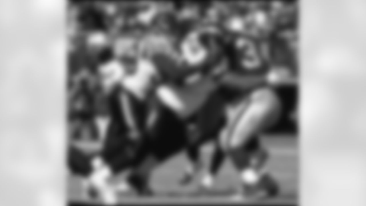 Led by yet another huge day from LaDainian Tomlinson, the Chargers picked up their fourth-straight win over the rival Raiders at McAfee Coliseum Sunday. The Bolts evened their record at 3-3 with the 27-14 victory. (Photo: Chargers.com/Mike Nowak)