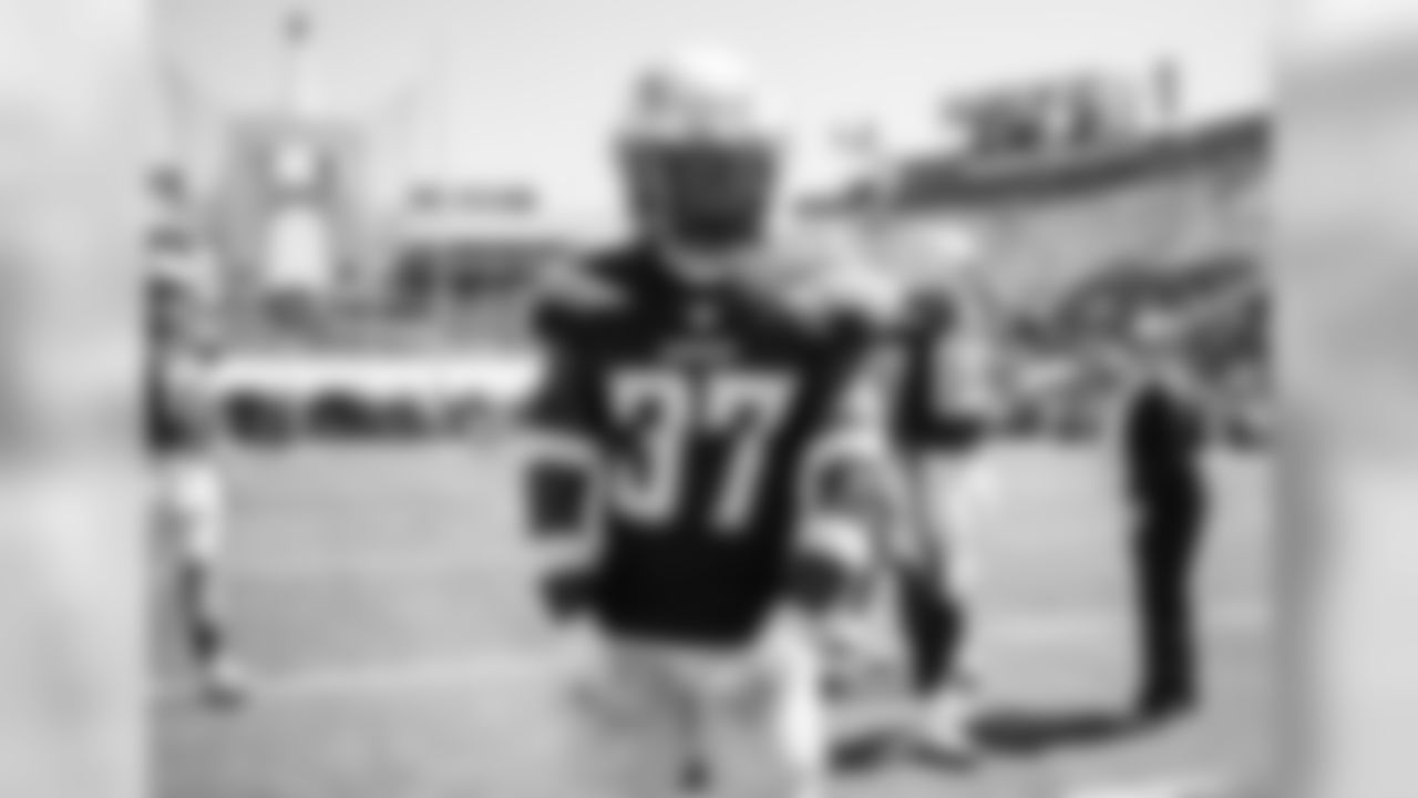 Jahleel Addae gets hyped before the Bolts' Week 3 matchup against the Rams at the LA Memorial Coliseum.