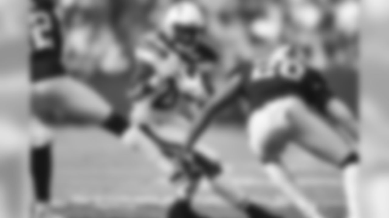 Melvin Gordon darts downfield during the Week 10 matchup against the Oakland Raiders at Oakland-Alameda County Coliseum.