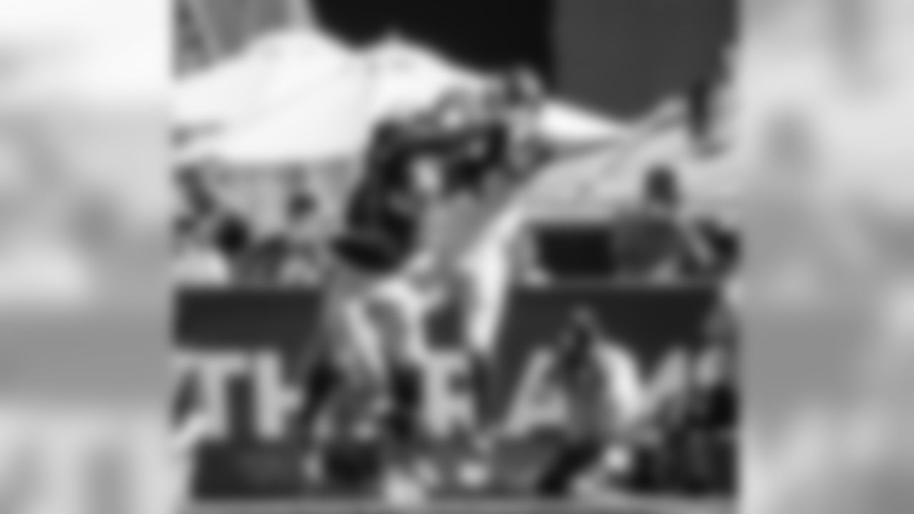 Derwin James reaches up for an interception during the Bolts' Week 3 matchup against the Rams at the LA Memorial Coliseum.