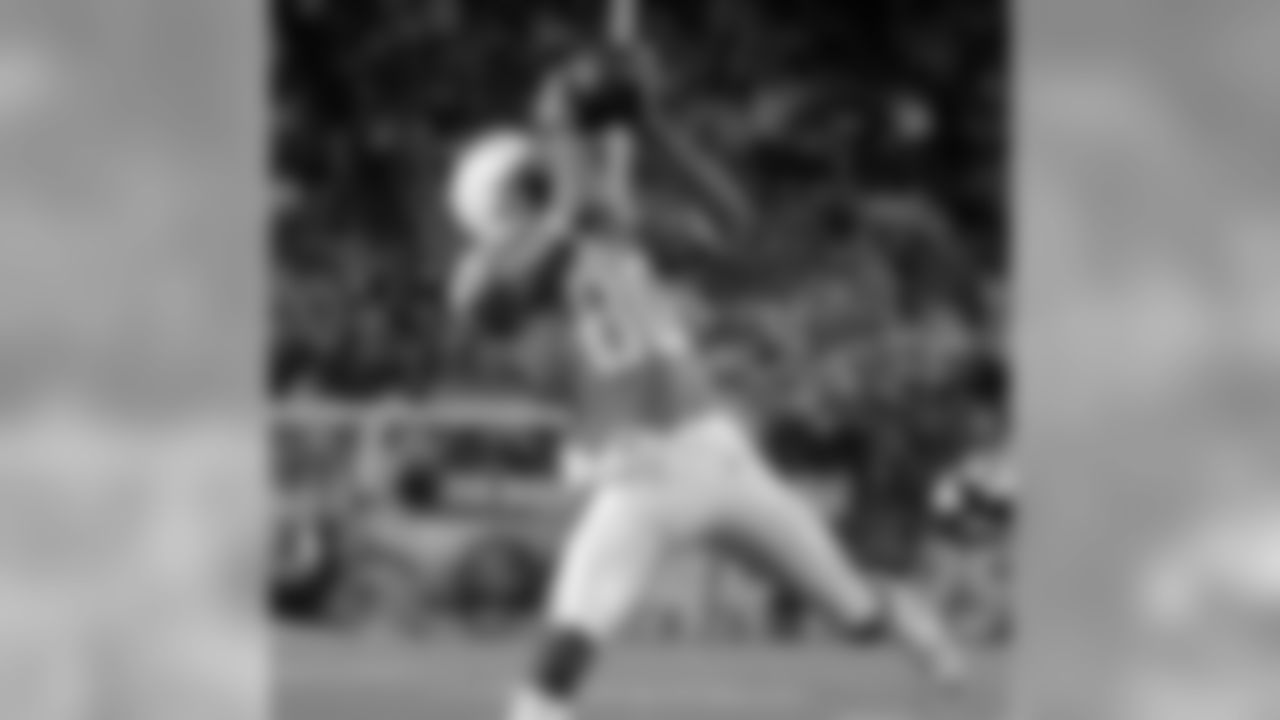The ChargersÕ defense leaned on Baltimore on Sunday Night Football, causing seven sacks and two interceptions in route to a 34-14 victory over the Ravens in the BoltsÕ regular-season home finale at Snapdragon Stadium on Sunday, December 18, 2011.