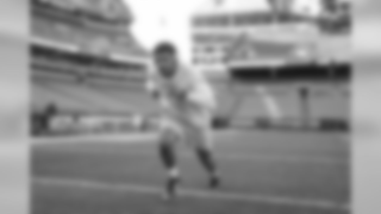 Tyrell Williams warms up at FirstEnergy Stadium before the Bolts take on the Browns.
