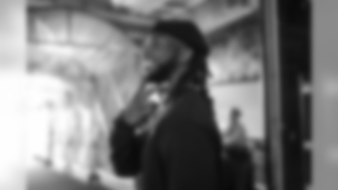 Mike Williams arrives at ROKiT Field at StubHub Center before the Week 14 matchup against the Cincinnati Bengals.