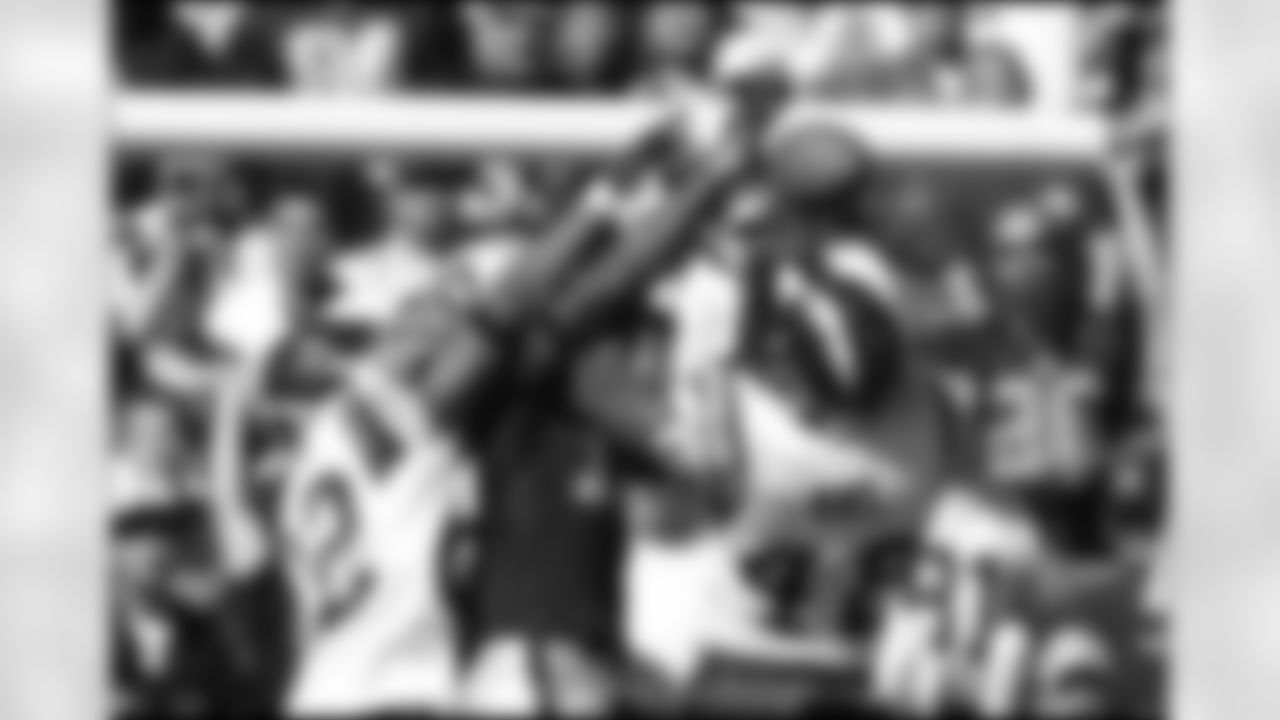 Led by yet another huge day from LaDainian Tomlinson, the Chargers picked up their fourth-straight win over the rival Raiders at McAfee Coliseum Sunday. The Bolts evened their record at 3-3 with the 27-14 victory. (Photo: Chargers.com/Mike Nowak)