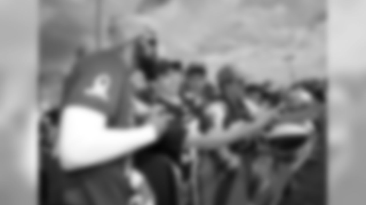 Keenan Allen signs autographs at Pro Bowl practice on Wed. Jan. 23, 2019 in Orlando, FL.