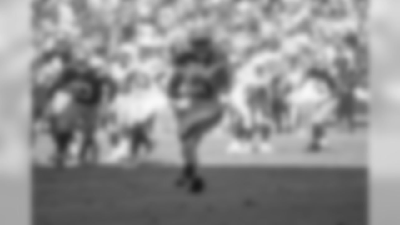 Melvin Gordon runs downfield during the Bolts' matchup against the 49ers at ROKiT Field at StubHub Center.